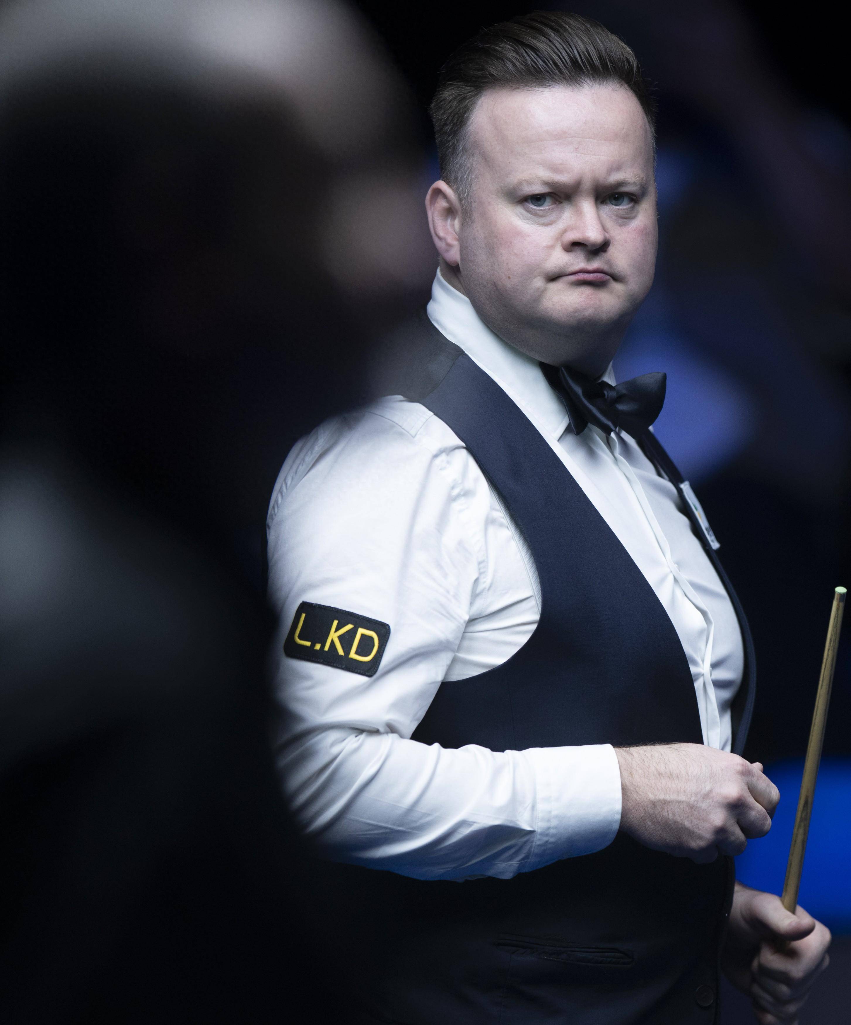 显得犹豫迟 显得犹豫迟